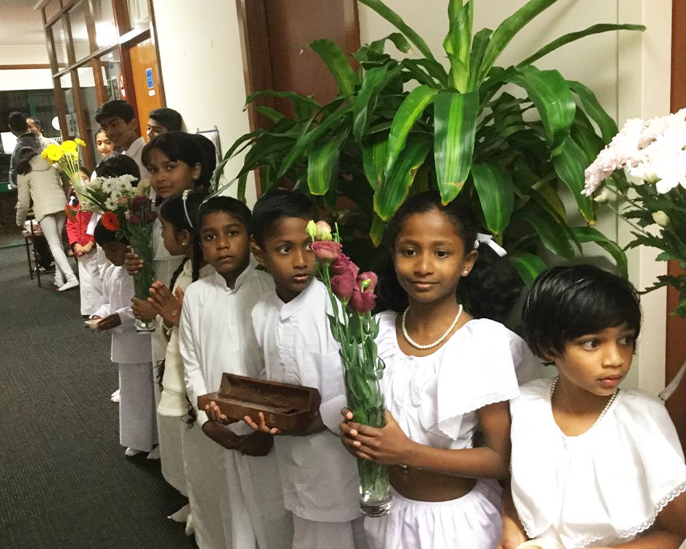 Welcoming Victorian Sinhalese Language School of Werribee Students in Lama sari
